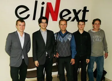 Elinext-Entwickler mit dem Kunden